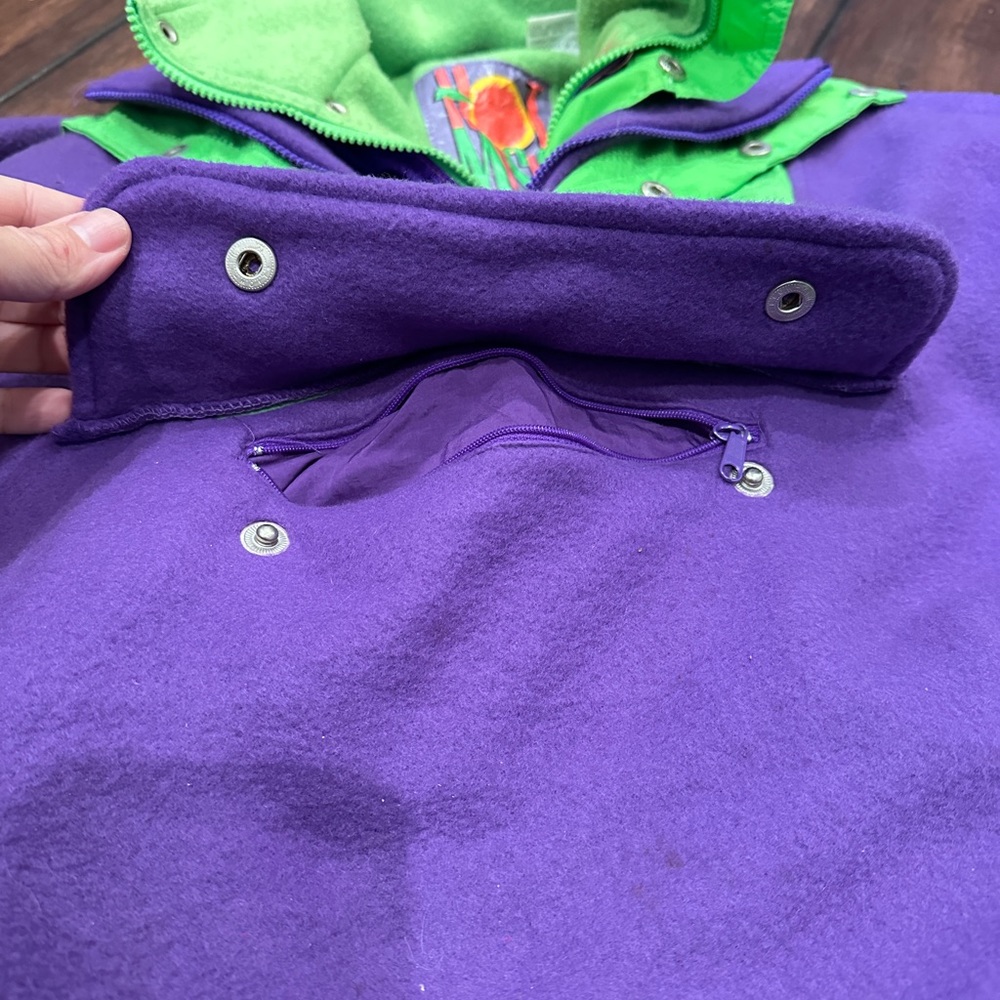 𝙷𝙾𝚃 𝙼𝚄𝚂𝙸𝙲
Retro 90’s 𝑵𝒆𝒐𝒏 Fleece jacket with insert - Picture 2 of 9